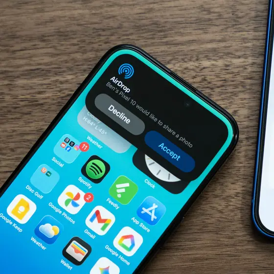 iPhoneとAndroidスマートフォンが並んでファイル共有を行う様子