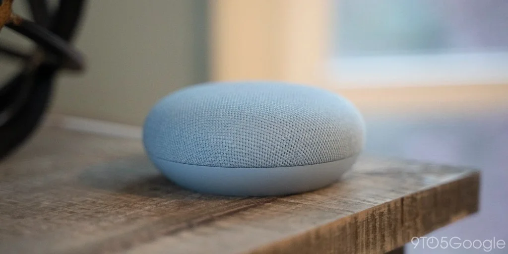 木製テーブルに置かれたGoogle Nest Miniの本体クローズアップ