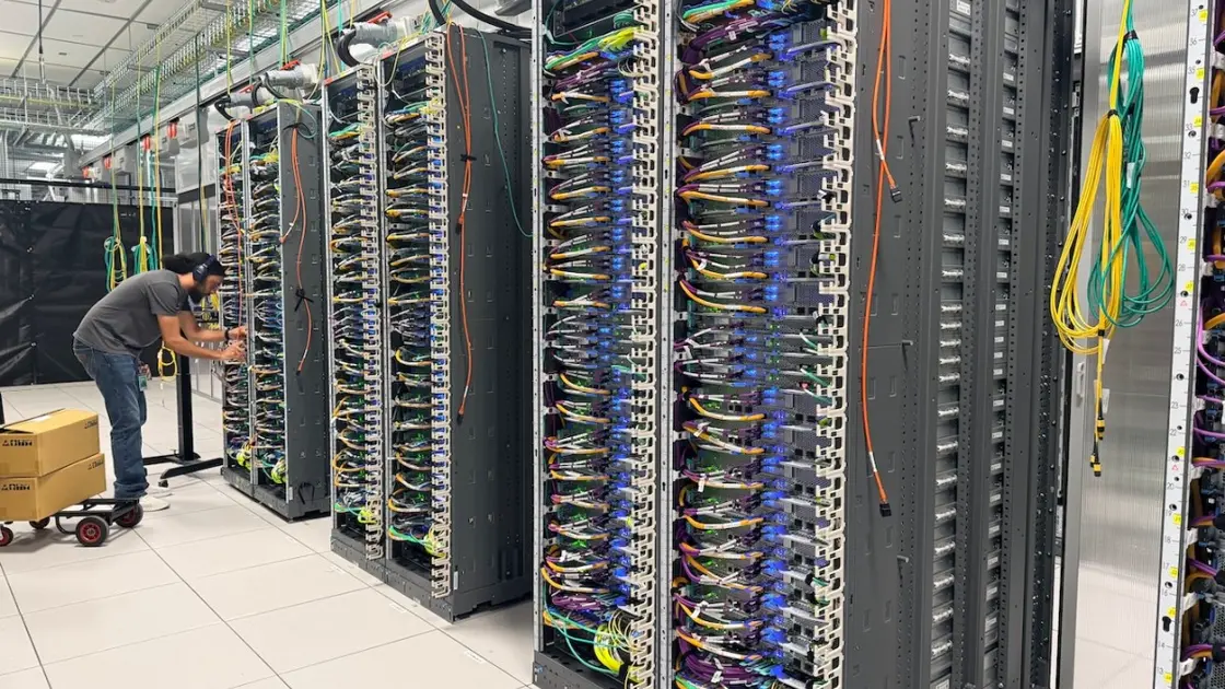 データセンターに並ぶAIサーバーの写真