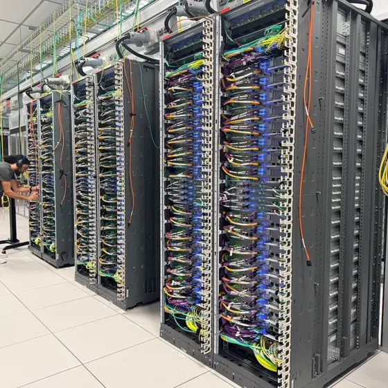 データセンターに並ぶAIサーバーのイメージ