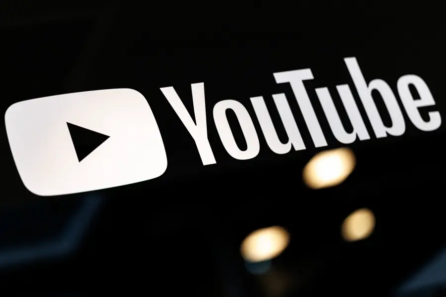YouTubeのロゴが映るディスプレイ写真