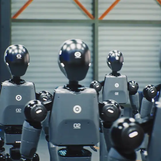 工場ラインに並ぶヒューマノイドロボットの様子