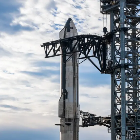 発射台に固定されたSpaceX Starshipの写真