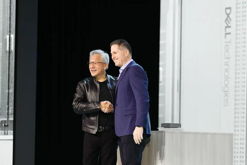 ステージで握手するジェンスン・フアン氏とマイケル・Dell氏