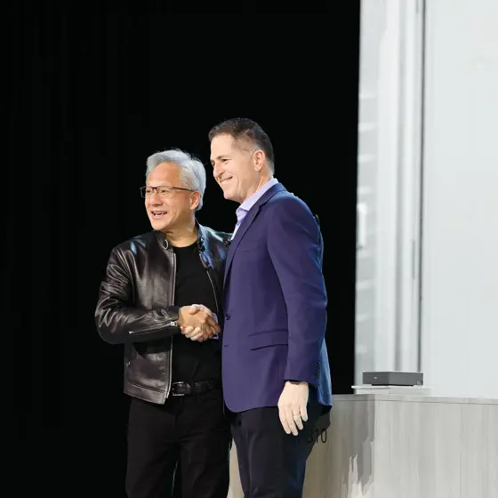 ステージで握手するNVIDIA CEOとDell CEO