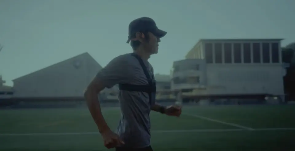胸にスマートフォンを装着して走るランナー