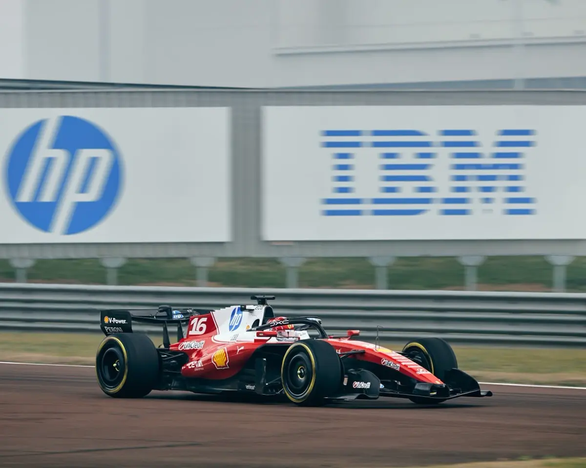 Ferrariのフォーミュラ1マシンとIBM・HPのスポンサーボードが並ぶサーキット風景