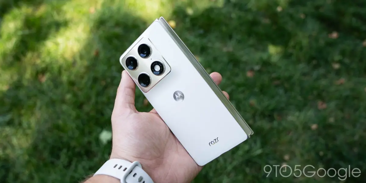 Motorola Razr Foldを片手で持ち、背面のカメラと『razr』『M』ロゴが見えている様子