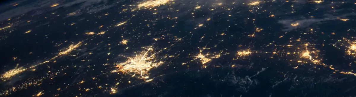 宇宙から見た地球の夜景。衛星通信で結ばれる都市の明かり