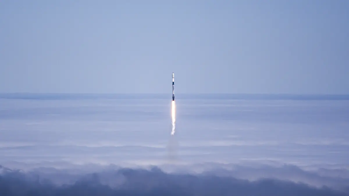 雲海を突き抜けて上昇するSpaceXのFalcon 9ロケット