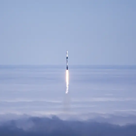 雲海の上を上昇するFalcon 9ロケット