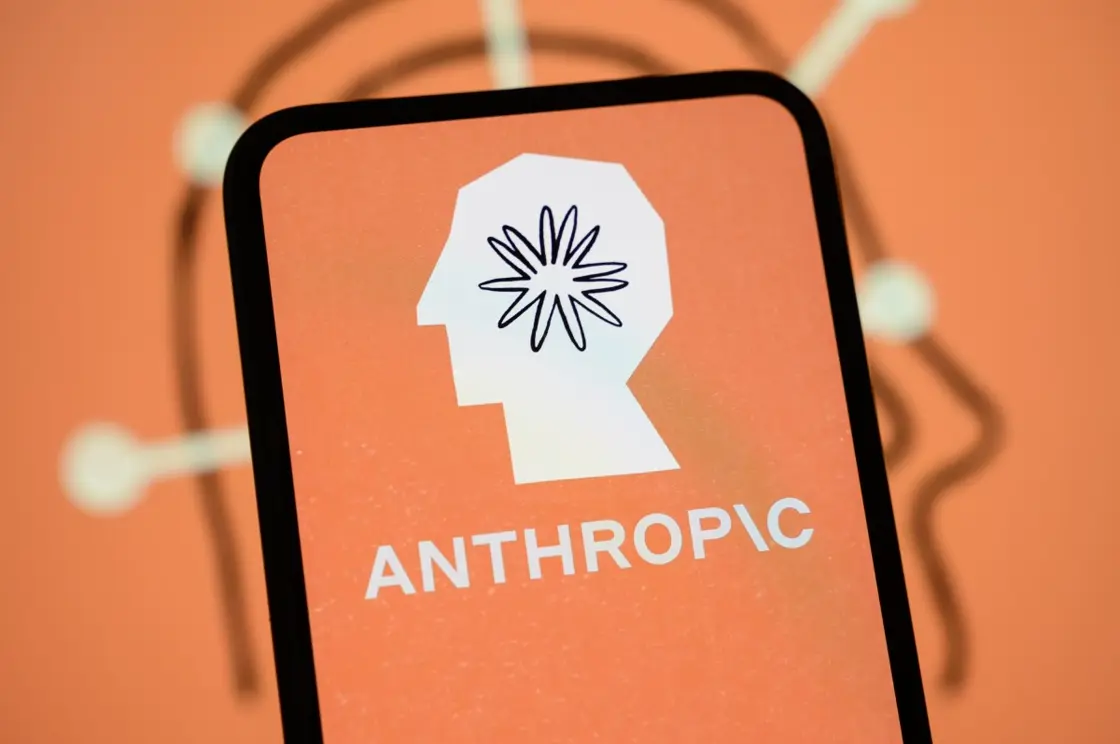 スマートフォンの画面に表示されたAnthropicのロゴ