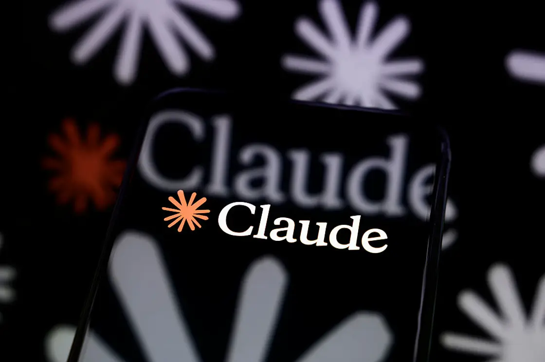 スマートフォンに表示されたClaudeのロゴ