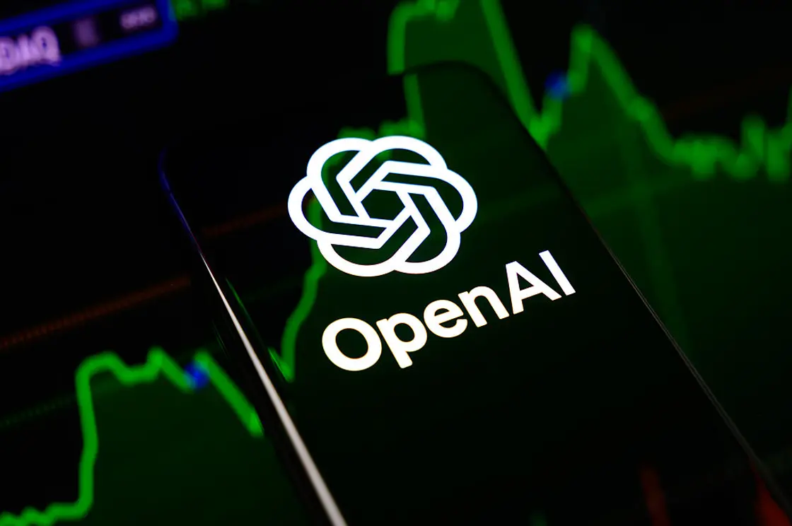 スマートフォンに表示されたOpenAIのロゴ