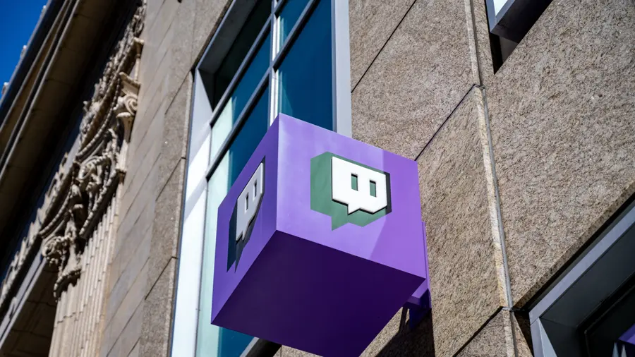 ビルの壁面に取り付けられた立体的なTwitchロゴのサイン
