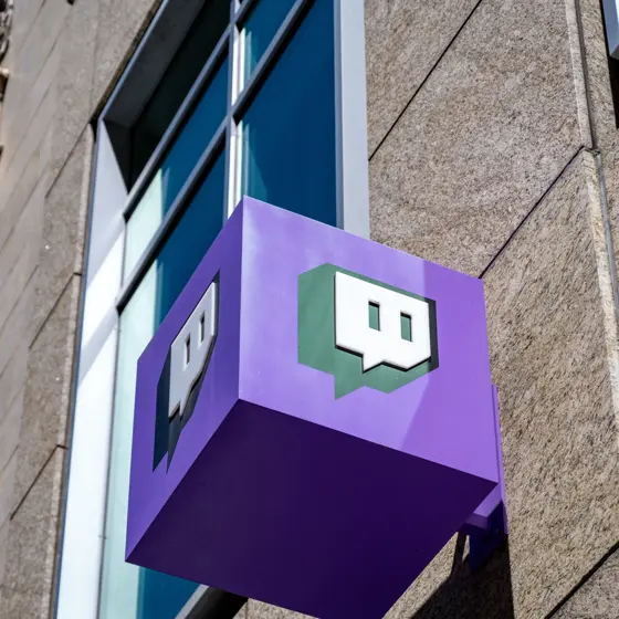 ビルの壁面に取り付けられたTwitchのロゴサインのイメージ写真