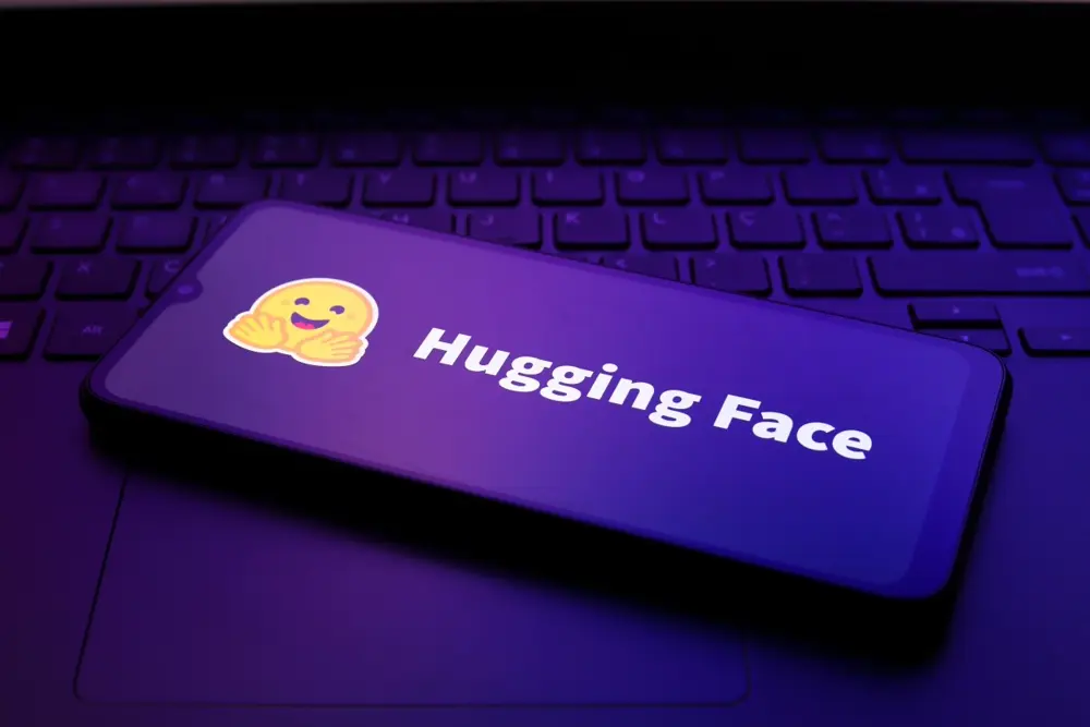 スマートフォンの画面にHugging Faceのロゴが表示されている様子