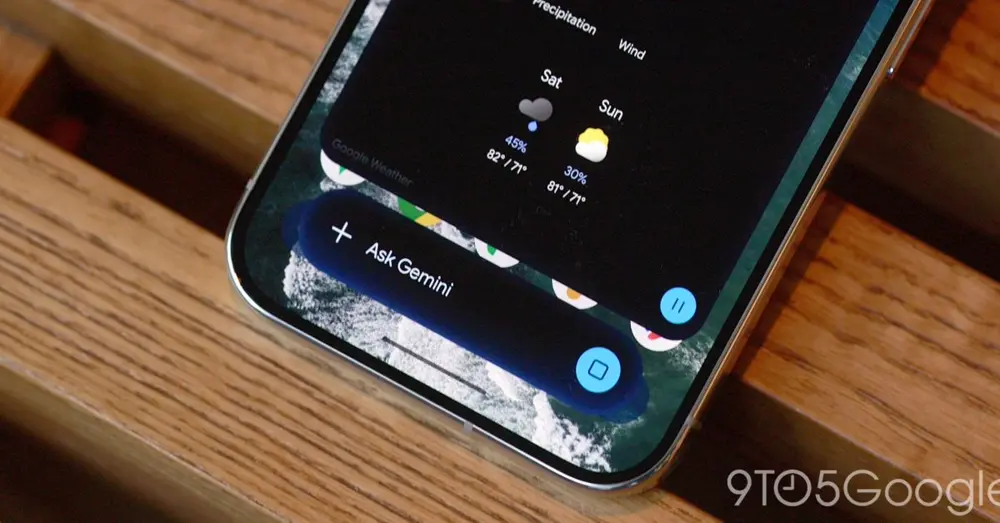 木製のテーブルに置かれたスマートフォンでGeminiに話しかけている画面