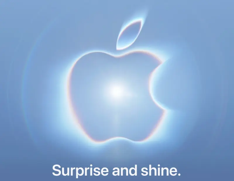 青い光の中に浮かぶAppleロゴと「Surprise and shine.」の文字が書かれた招待状イメージ