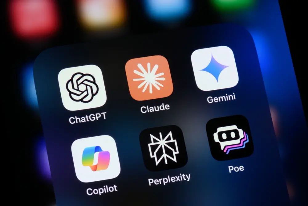 スマートフォンの画面に並ぶChatGPT・Claude・Gemini・Copilot・Perplexity・PoeのAIアプリアイコン