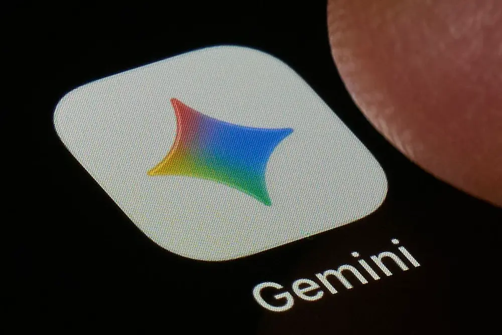 Gemini SparkとGoogle Photosの連携をイメージするスマートフォン上のGeminiアプリアイコン