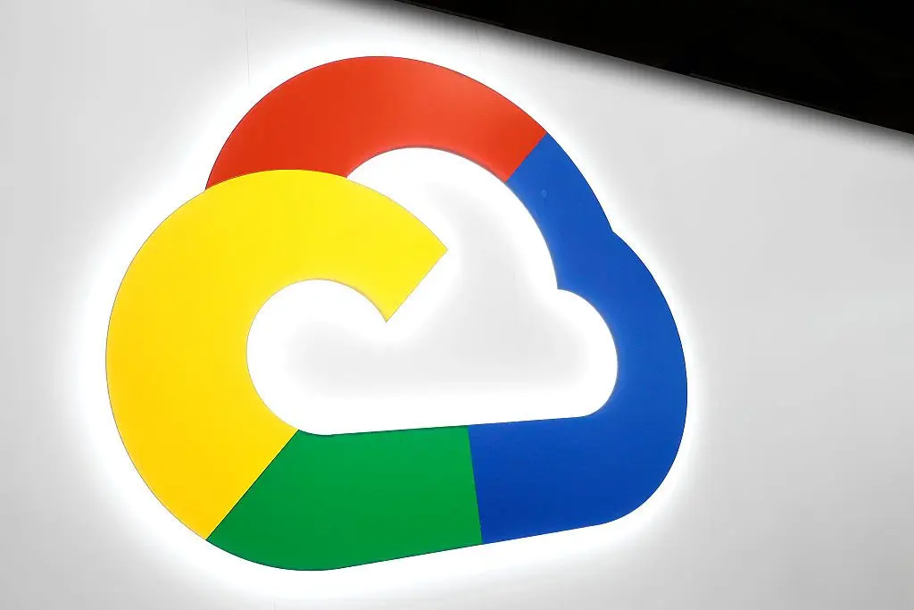 白い壁に取り付けられたGoogle Cloudのクラウド型ロゴサイン