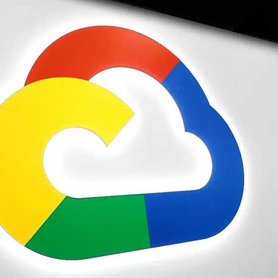 白い壁に取り付けられたGoogle Cloudのクラウド型ロゴサイン