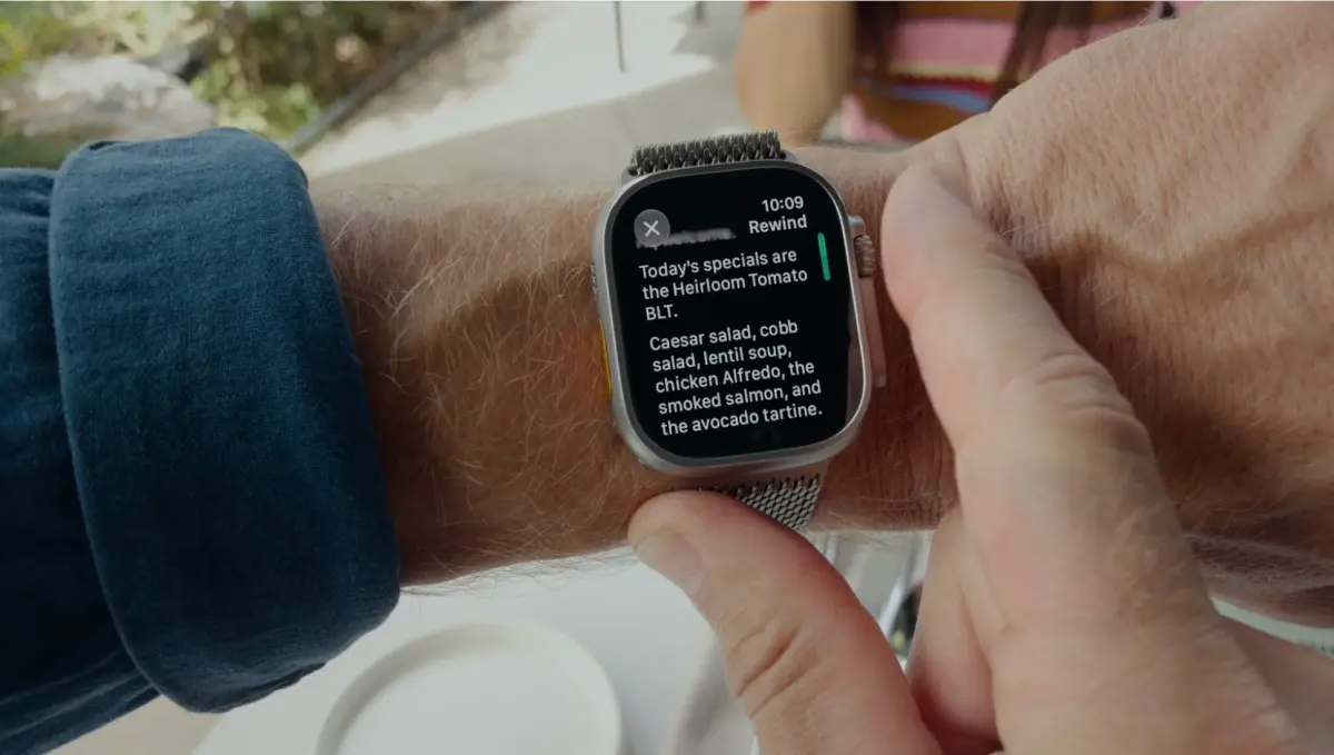 腕時計型のApple Watchの画面に「Rewind」という表示と直前の会話の書き起こしが表示されている様子