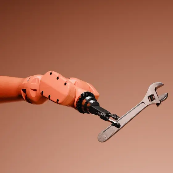 オレンジ色のロボットアームがレンチをつかんでいる写真