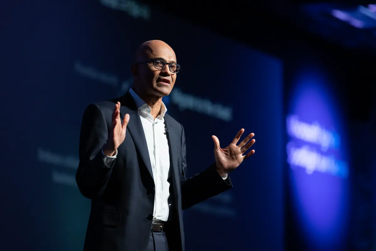 Microsoftのサティア・ナデラCEOが壇上でスピーチしている様子
