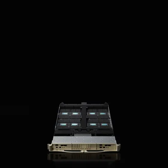 黒背景に浮かぶGPU搭載サーバートレイを斜め上から捉えた製品写真