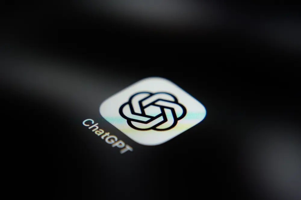暗い背景に浮かぶスマートフォン画面のアプリアイコンをクローズアップした写真