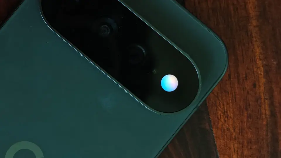 Pixelスマートフォンのカメラ部分に浮かぶGeminiの発光するオーブアイコン