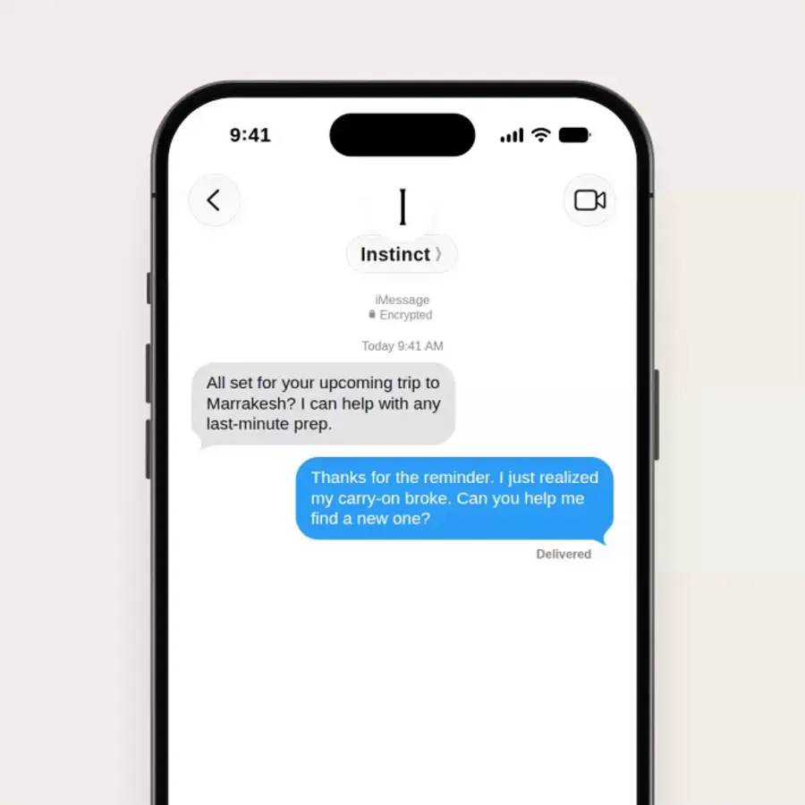 iPhoneのiMessage画面。「Instinct」とのやり取りで、モロッコ旅行の準備についてAIエージェントが機内持ち込みバッグの相談に応じている様子