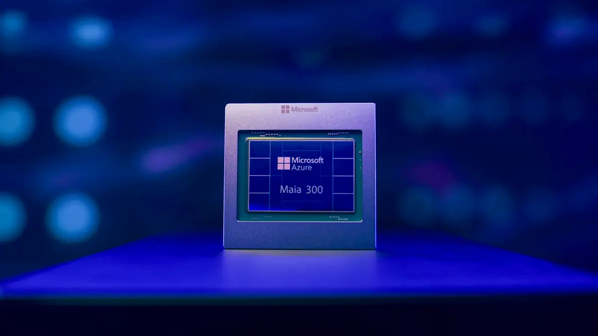 紫がかった照明の中に置かれたMicrosoft Azure Maia 300チップのクローズアップ写真。パッケージ基板の中央に「Microsoft Azure Maia 300」のロゴが刻まれている