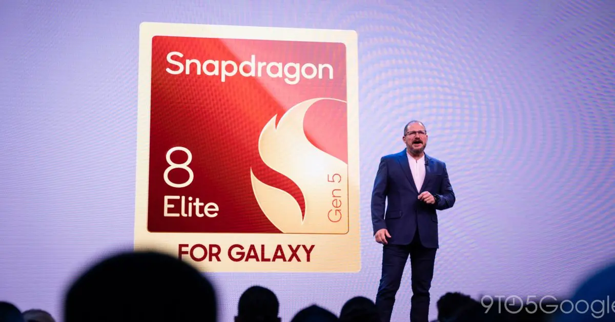 ステージ上の大型スクリーンに赤を基調としたSnapdragonのロゴが映し出され、登壇者がマイクを持って説明している様子