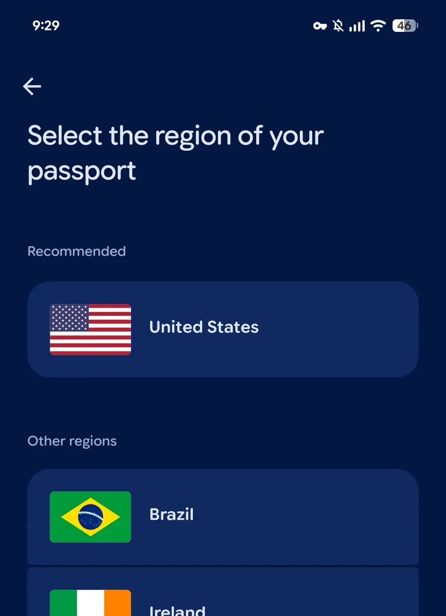 スマートフォンの画面に「パスポートの地域を選択してください」という案内とともに、米国・ブラジル・アイルランド・シンガポール・台湾・英国の国旗付きリストが表示されている様子を写したスクリーンショット
