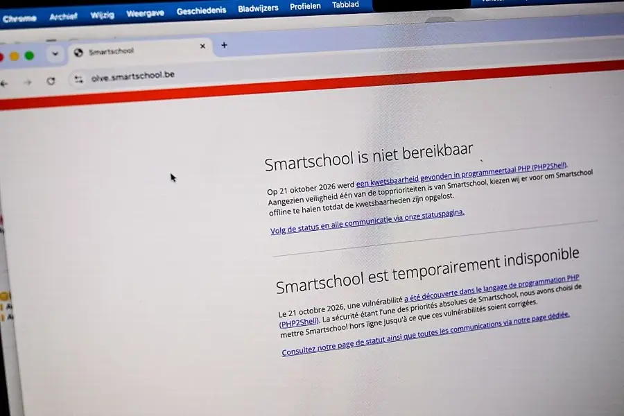 PCの画面に表示された、ベルギーの教育プラットフォーム「Smartschool」がPHPの脆弱性対応のため一時停止していることを知らせるオランダ語とフランス語の案内文